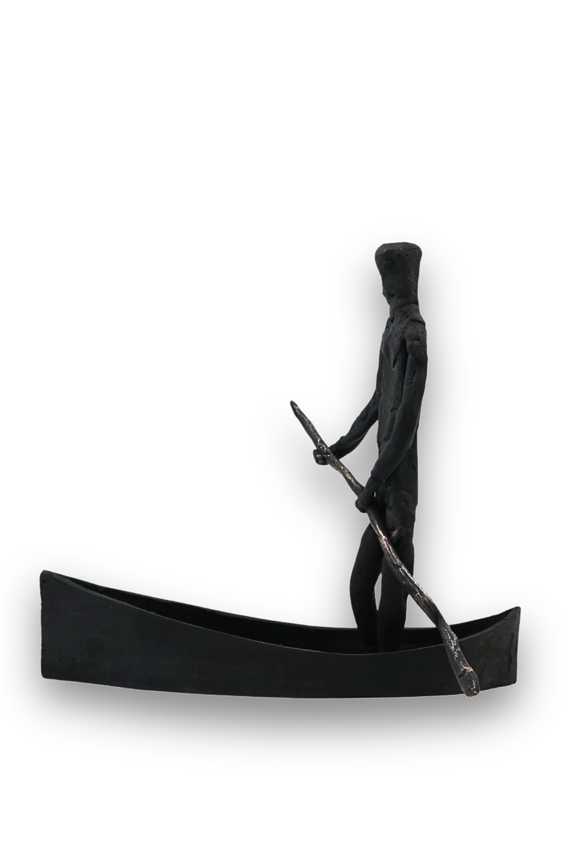 Bronze Skulptur einer stehenden Figur in einem Boot mit Ruder, schwarz patiniert.