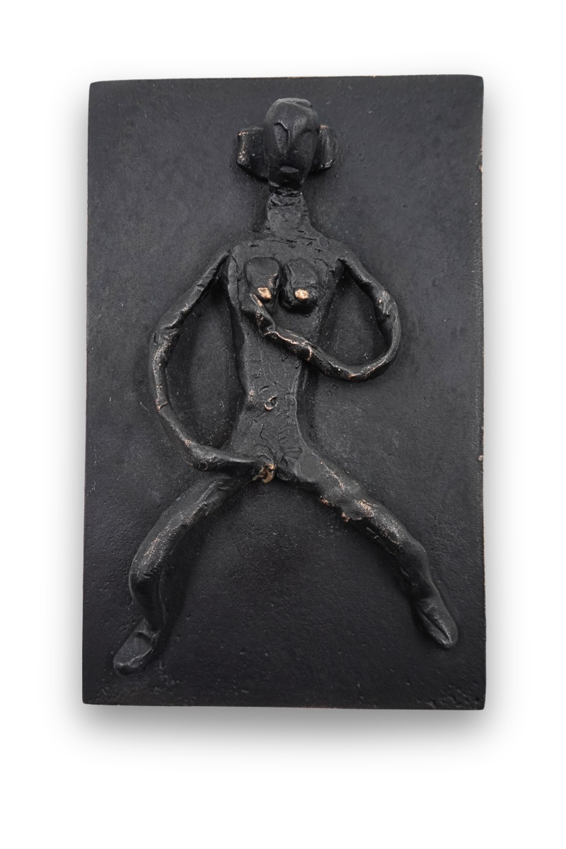 Reliefartige Bronzeplastik einer liegenden menschlichen Figur auf rechteckiger Grundplatte, schwarz patiniert.